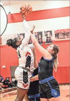  ?? Courtney Couey, Ringgold Tiger Shots ?? LFO’s Christina Collins goes up against Ringgold’s Leiah Henderson during the Lady Warriors’ win at home this past Friday.