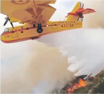  ?? ?? ► Un avión combate el incendio forestal en Tenerife, en Islas Canarias, en 2023.