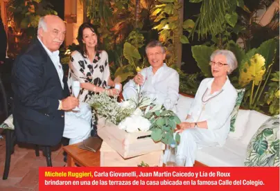  ??  ?? Michele Ruggieri, Carla Giovanelli, Juan Martín Caicedo y Lía de Roux brindaron en una de las terrazas de la casa ubicada en la famosa Calle del Colegio.