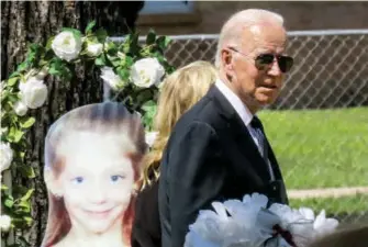  ?? FOTO EFE ?? Joe Biden y su esposa viajaron a Uvalde, Texas, para presenciar un homenaje a las víctimas del tiroteo en una escuela.