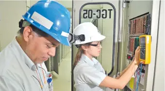  ??  ?? Técnicos trabajando en el marco de la “actualizac­ión tecnológic­a” de la central de Itaipú.