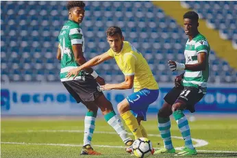  ??  ?? Roberto deixa para trás os leões Ivanildo Fernandes e Bubacar Djaló