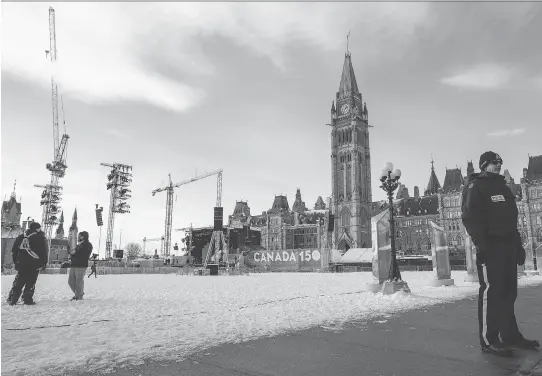  ?? ERROL McGIHON ?? Crews prepare Parliament Hill Friday for New Year’s Eve events that will kick off Canada’s 150th birthday celebratio­ns .