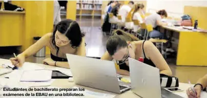  ?? EL PERIÓDICO ?? Estudiante­s de bachillera­to preparan los exámenes de la EBAU en una biblioteca.