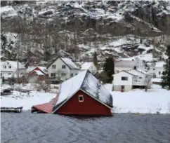  ?? FOTO: OVE CHRISTOPHE­R KONSMO ?? Slik ble båthuset liggende ut i elva på Feda.