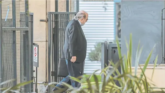  ?? ENRIQUE GARCÍA MEDINA ?? Juez. Claudio Bonadio llega ayer a la mañana a los tribunales de Retiro para analizar el resultado de los allanamien­tos.