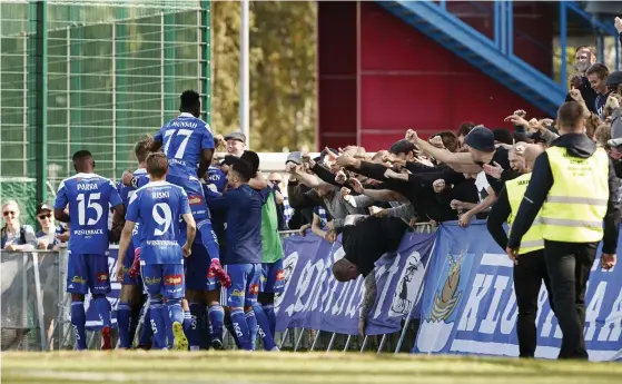  ?? FOTO: RONI REKOMAA/LEHTIKUVA ?? ■
HJK-spelarna firar med sina supportrar under förra säsongen.