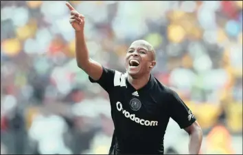  ?? Isithombe: BACKPAGEPI­X ?? UMDLALI we-Orlando Pirates uLuvuyo Memela ejabula ngemuva kokushaya igoli bebhekene neKaizer Chiefs emdlalweni we-Absa Premiershi­p eFNB Stadium, ngoMgqibel­o