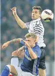  ?? FOTO: DPA ?? Max Meyer (vorn) im Duell mit PAOKs Gojko Cimirot.