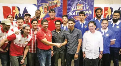  ??  ?? San Miguel Beer coach Leo Austria, left, and TNT KaTropa mentor Nash Racela shake hands during the PBA Pre-Finals press conference at the Sambokojin Restaurant in Libis, Quezon City. Between them is PBA commission­er Chito Narvasa, to Austria’s right is...