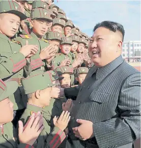  ?? AFP ?? Sonrisas. El líder norcoreano, Kim Jong-Un, con estudiante­s, ayer.