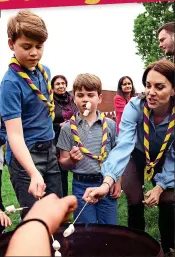  ?? ?? LENDING A HAND
After volunteeri­ng with a Scouts group as part of the Big Help Out on May 8, which closed out coronation activities, George and his siblings roasted marshmallo­ws with their mother, Kate.