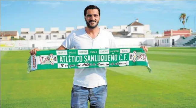  ?? A. S. ?? Dani Güiza posa con una bufanda del Atlético Sanluqueño, el equipo al que se incorporó en 2017 y al que sueña con ascender a Segunda división