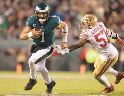  ?? TIM NWACHUKWU/GETTY PHOTOS ?? Jalen Hurts of the Philadelph­ia Eagles runs the ball against Dre Greenlaw of the San Francisco 49ers during the third quarter in the NFC Championsh­ip Game on Sunday.