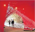  ?? FOTO: ANGELA ?? Performanc­eKünstleri­n Chiharu Shiota umspannt in Paphos eine antike Höhle mit einem roten Riesenkoko­n.