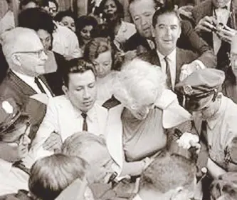  ?? Photos from wires ?? Marilyn, with Dr. Pastor, is mobbed by the press and fans —