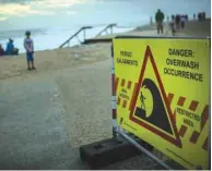  ??  ?? A warning sign is displayed at Costa da Caparica, near Lisbon.