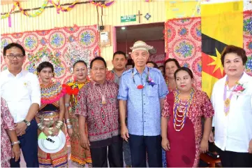  ??  ?? Penguang (third right) and wife (right) in a group photo with residents of Rh Nuing Nyalu.