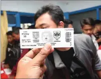  ?? GHOFUUR EKA/JAWA POS ?? TERTIB: Para pendukung Persebaya membeli tiket pertanding­an persahabat­an Persebaya vs PSIS di Graha Pena Surabaya kemarin.