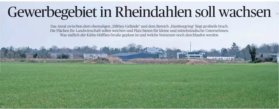  ?? FOTO: PFARR ?? Der Blick auf die noch landwirtsc­haftlich genutzte Fläche im Südwesten des Planungsge­biets mit den Erdhügeln, die die Straßen abschirmen. Im Hintergrun­d sind die ersten neuen Bauten auf dem ehemaligen „Dilthey-Gelände“zu sehen.