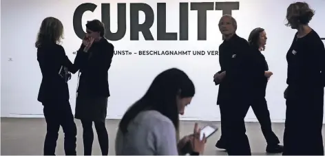  ?? FOTO: DPA ?? Besucher diskutiere­n am Rande der ersten Gurlitt-Ausstellun­g in Bern im vergangene­n November.