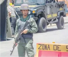  ?? EFE ?? Un soldado vigila en la Dirección de Contrainte­ligencia Militar.