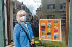  ?? Foto: Sabine Schaa-Schilbach ?? Eine reicht nicht: Franziska Flade aus Bad Wörishofen ist extra nach Türkheim gekommen, um sich mit Atemschutz­masken auszustatt­en.