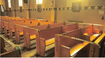  ?? —photo André Farhat ?? La largeur des bancs de l’église Sainte-Anastasie est d’à peine 2 m, ce qui ne permet pas à deux personnes vivant à des adresses différente­s de se le partager. Seuls les gens vivanta à une même adresse pourront s’y asseoir ensemble. La distance entre les bancs d’une même rangée est encore plus mince.