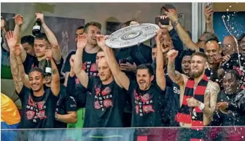  ?? FOTO: MEISSNER/AP ?? Es ist nicht das Original, das Jonas Hofmann in den Himmel streckte, aber wen kümmert das schon? Bayer Leverkusen ist deutscher Meister.