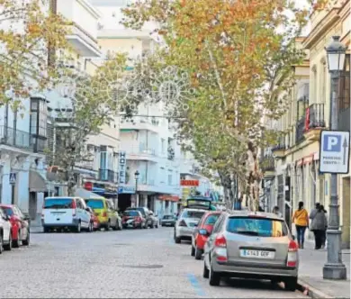  ?? MANUEL ARANDA ?? La calle Medina, donde se repondrá el acerado hasta Pío XII.