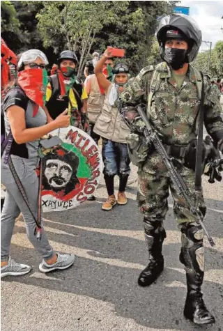  ?? EFE ?? Un soldado vigila una marcha de protesta ayer en Cali