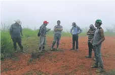  ??  ?? Sitio. La comisión visitó la zona pretendida por las mineras.