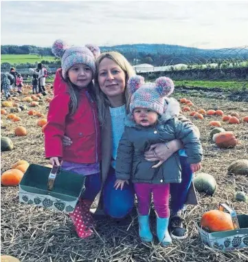  ??  ?? INSPIRATIO­NAL: Hayley Sutherland with her young daughters Jessica and Georgie.