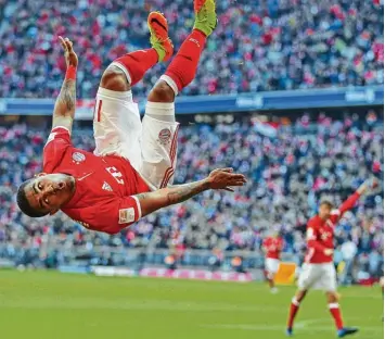  ?? Foto: Imago ?? Technisch hochwertig feiert Douglas Costa seinen Treffer zum 2:0 gegen Eintracht Frankfurt. Zuvor hatte er eine feine Vorarbeit David Alabas verwertet. Es war die unerwartet­e Entscheidu­ng noch vor der Pause.