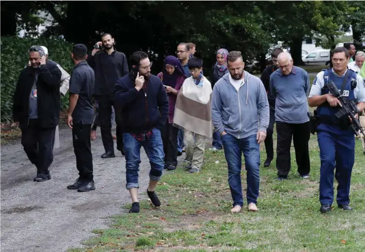 ?? MARK BAKER, AP / NTB SCANPIX ?? Politiet eskorterte besøkende bort fra en moské sentralt i Christchur­ch.