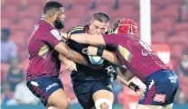  ?? PHOTO: GETTY IMAGES ?? Highlander­s prop Ethan de Groot tries barging his way past the Queensland Reds defence in their Super Rugby Pacific game in Brisbane last night.