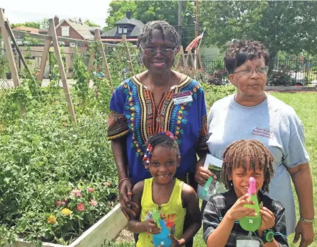  ?? MIKE HOGAN ?? Many community gardens provide educationa­l opportunit­ies for youth.