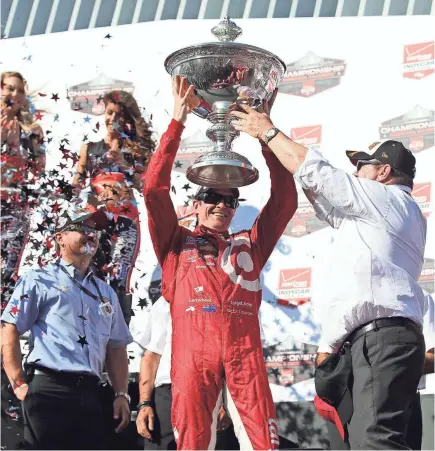  ??  ?? Scott Dixon and team owner Chip Ganassi raised the Verizon IndyCar Series title trophy in 2015.