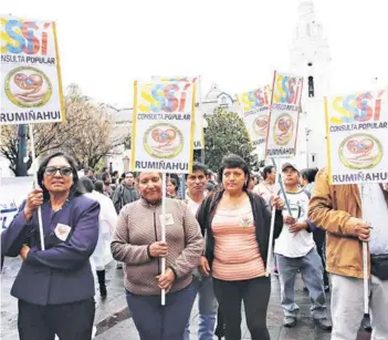  ??  ?? ► Colectivos afines al gobierno inician la campaña del “Sí” el miércoles, en Quito.