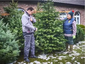  ?? FOTO JEROEN HANSELAER ?? Moeder Irma staat de klanten bij met raad en daad.