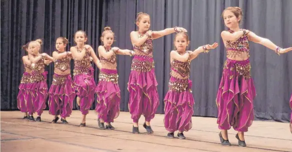  ?? FOTOS: ANGRIT DÖHMANN ?? Die Tänzerinne­n der Kreativtan­zgruppe der Tanzschule No. 10 leiten das Programm des Seniorenna­chmittags ein.