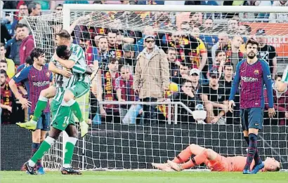  ?? JOSEP LAGO / AFP ?? Joaquín, autor del segundo gol bético, se abalanza sobre William Carvalho en la celebració­n