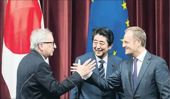  ?? TOMOHIRO OHSUMI / BLOOMBERG ?? Los líderes europeos Jean-Claude Juncker y Donald Tusk se dan la mano ante la sonrisa del primer ministro japonés, Shinzo Abe