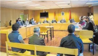  ?? IGNACIO GIL ?? El Pequeño Nicolás (izq.), ayer, en la Audiencia Provincial de Madrid