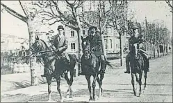  ?? ARCHIVO GRANADOS /MUSEU DE LA MÚSICA ?? Enric Granados (en medio) a caballo por la avenida Tibidabo