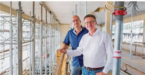  ?? FOTO: OLIVER DIETZE ?? Die Ergosign-Gründer und Geschäftsf­ührer Marcus Plach und Dieter Wallach (von links) im Rohbau am Eurobahnho­f.