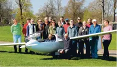  ?? Foto: Heidi Schreckhas­e ?? Große Freude herrscht bei den Vereinsmit­gliedern über das lang ersehnte Segelflug zeug Discus 2c FES.