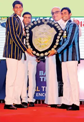  ?? ?? The two skippers -- Sineth Jayawarden­a of Royal and Mahith Perera of S. Thomas' with the coveted Shield