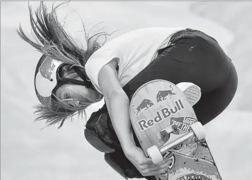  ?? FILE PHOTO ?? Brighton Zeuner, a 14-year-old from California, shows the form that won her the Vans Park Pro Series final in Suzhou, Jiangsu province, last weekend.