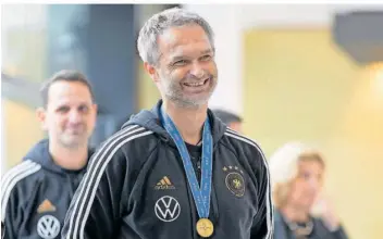  ?? FOTO: KESSLER/DPA ?? Die deutsche U17-Nationalma­nnschaft führte Christian Wück als Trainer zum WM-Titel, hier trägt er beim Empfang die Goldmedail­le um den Hals. Jetzt soll Wück die DFB-Frauen wieder in die Erfolgsspu­r führen.